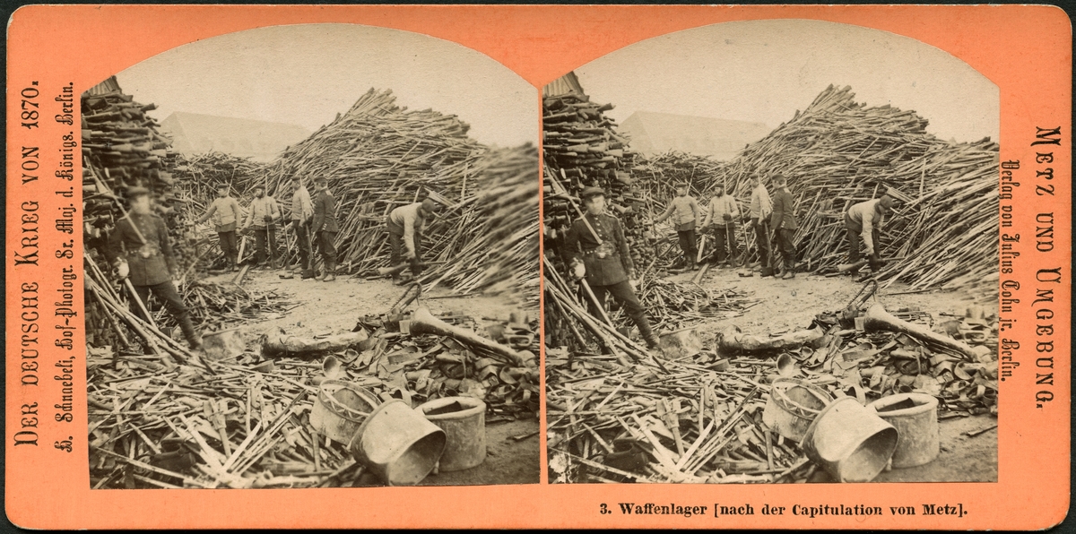 Stereobild med motiv av tre män vid vapenlager, Fransk- Tyska kriget 1870, vapenlager efter kapitulationen vid Metz.