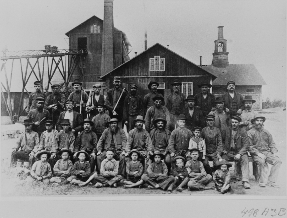 Exteriörbild med arbetare vid Spännarhyttan i Norberg. Fotot taget i början av 1900-talet.