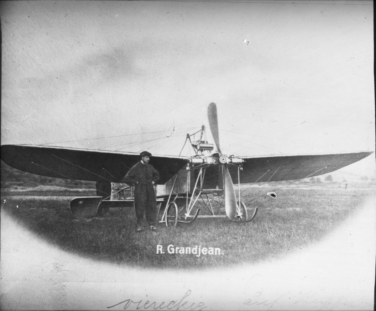 Skioptikonbild med motiv av flygmaskin. R. Gransjean.