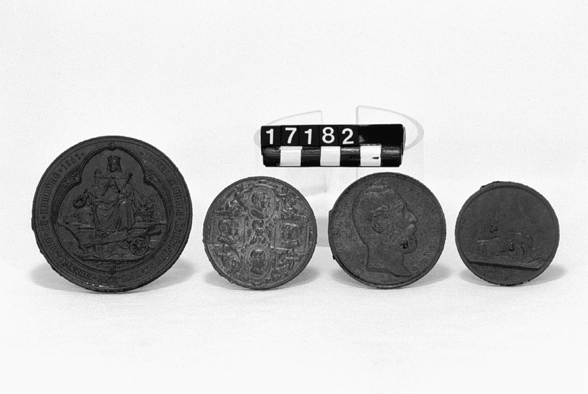 Fyra medaljonger, gjutna av tackjärn. Diameter: 51, 56, 57 resp. 78 mm.