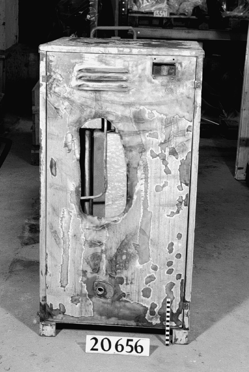 Kylskåp för gaseldning, med dedikation på dörren, under glas, skriven med bläck av Baltzar von Platen.