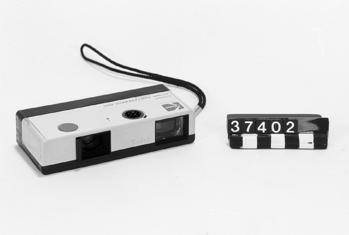 Småbildskamera för film i kassett typ Instamatic 110, bildformat 20 x 20 mm, med fixfokuslins och synkronisering med blixt från X-kub.