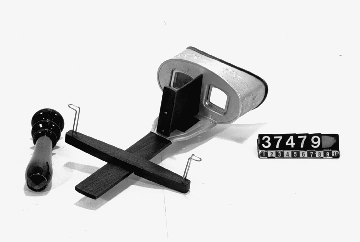 Hohner's stereoskop i lyxutförande, komplett med bildhållare och handtag.
Tillbehör: Trähandtag.