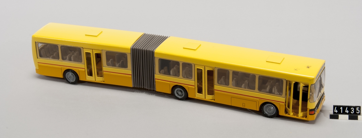 Bussmodell av metall och plast, i skala 1:50. Art.nr 311, på förpackningen även nummer 280663.
Tillbehör: Originalförpackning.