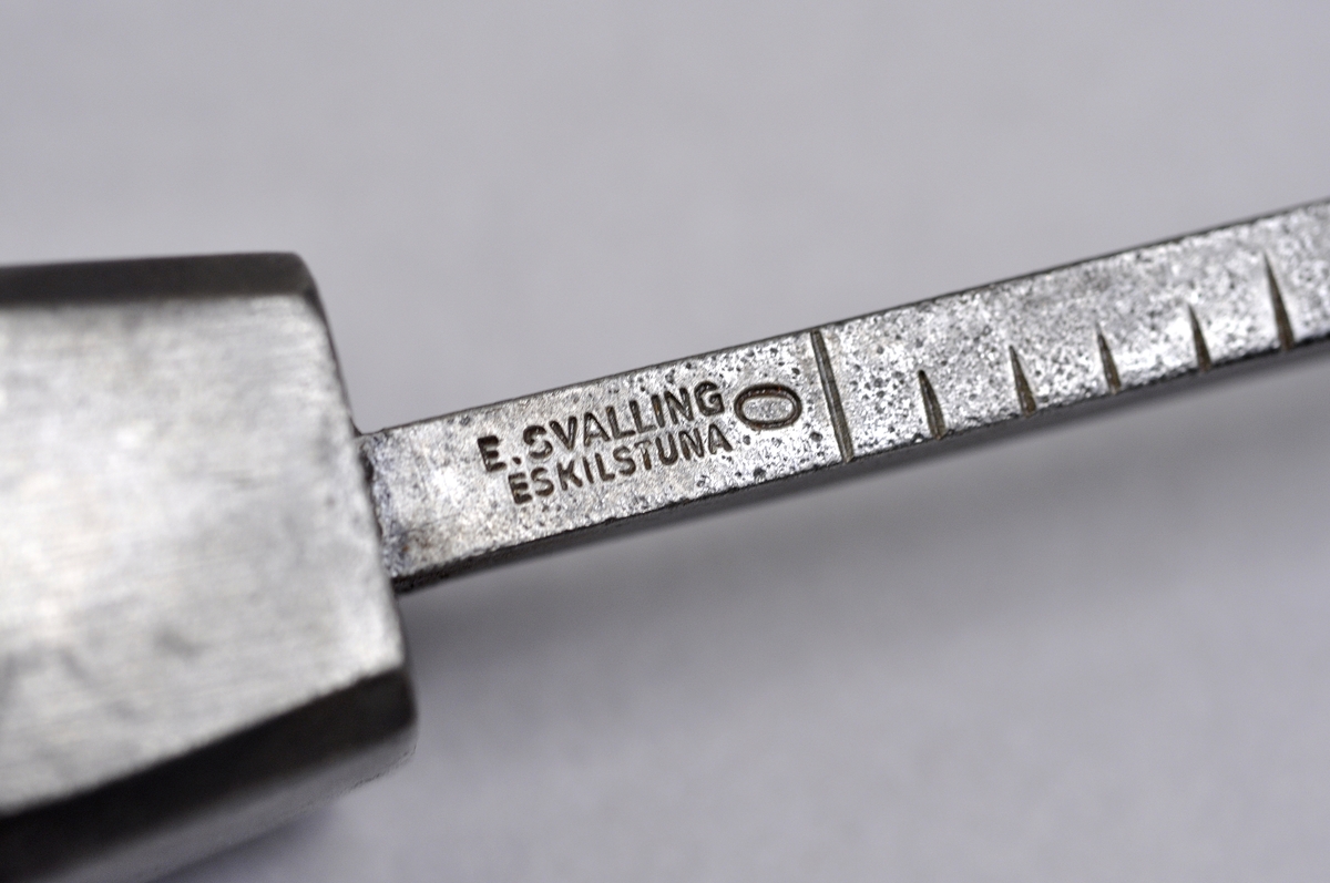 Besman av järn komplett 4 kantig järnklump märkt E.Svalling Eskilstuna kilogrambesman tillverkad efter 1870