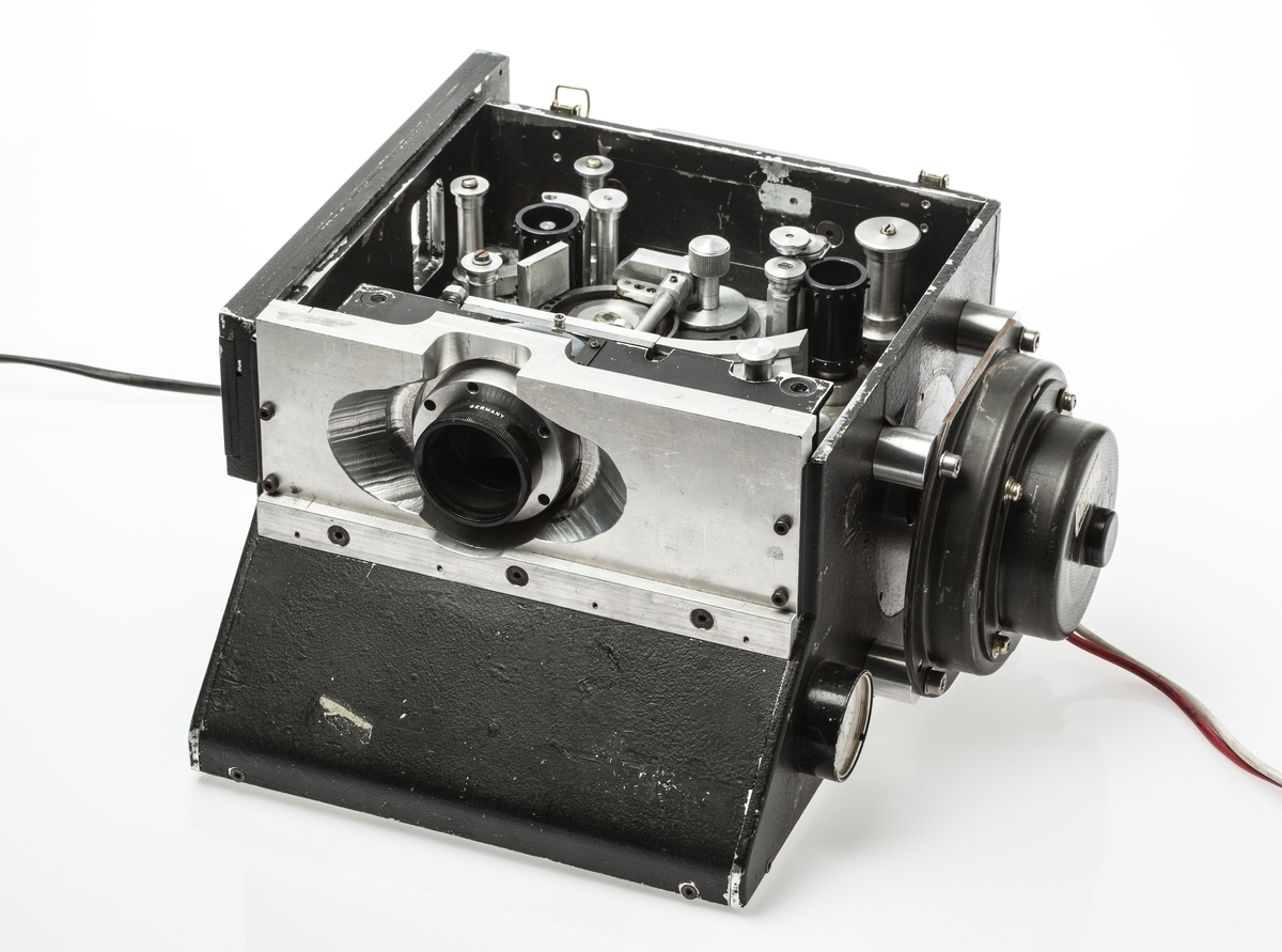 Specialbyggd 35 mm filmkamera, till vilken magasinet från TM45332 kan passa om delar demonteras.