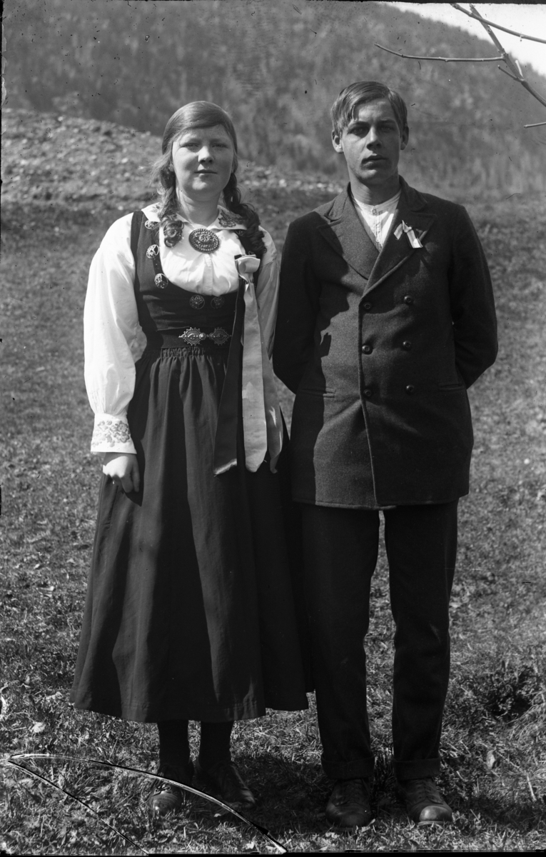 Fotsamling etter Hans Tveito. Portrett av Ragnhild Tveito og Arne Kristensen, 17 mai.