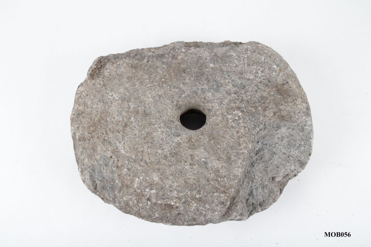 Sirkulær stein med senterhull.