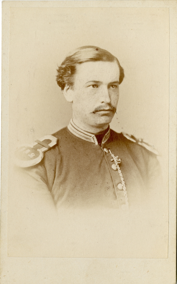 Porträtt av Claes Casper Cyrillus Carlström, kapten av Andra livgardet I 2. Se även bild AMA.0007027.