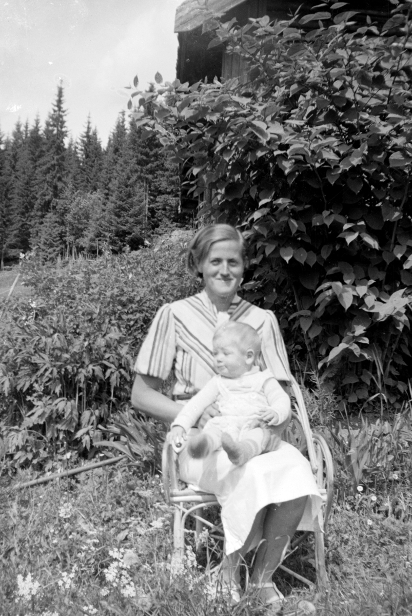 Margit Rønningen f.1912 med sønnen Reidar (1939-1991) på fanget, Hovelsrudstuen, Stavsjø, Hedmark.