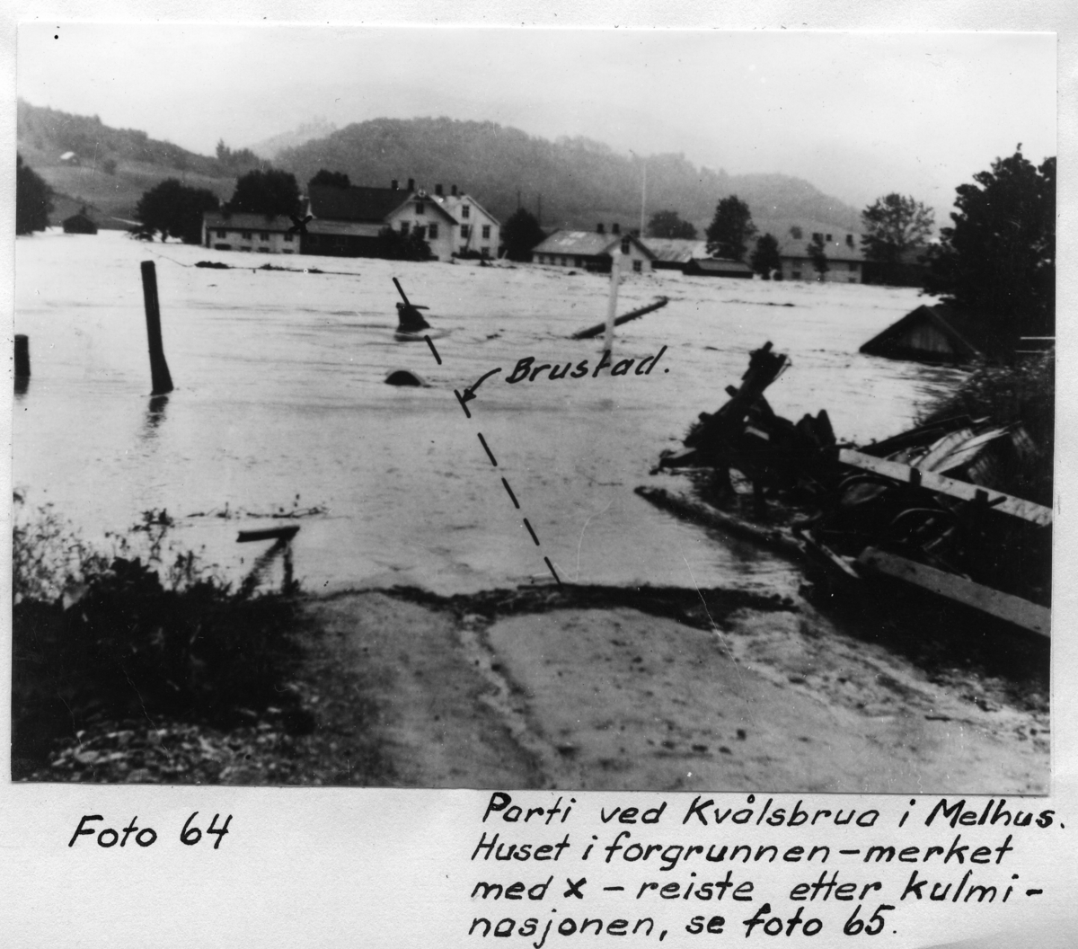 Parti ved Kvålsbrua i Melhus. Huset i forgrunnen (merket med x) reiste etter kulminasjonen, se foto 65..Flom Gaula (24.08.1940)