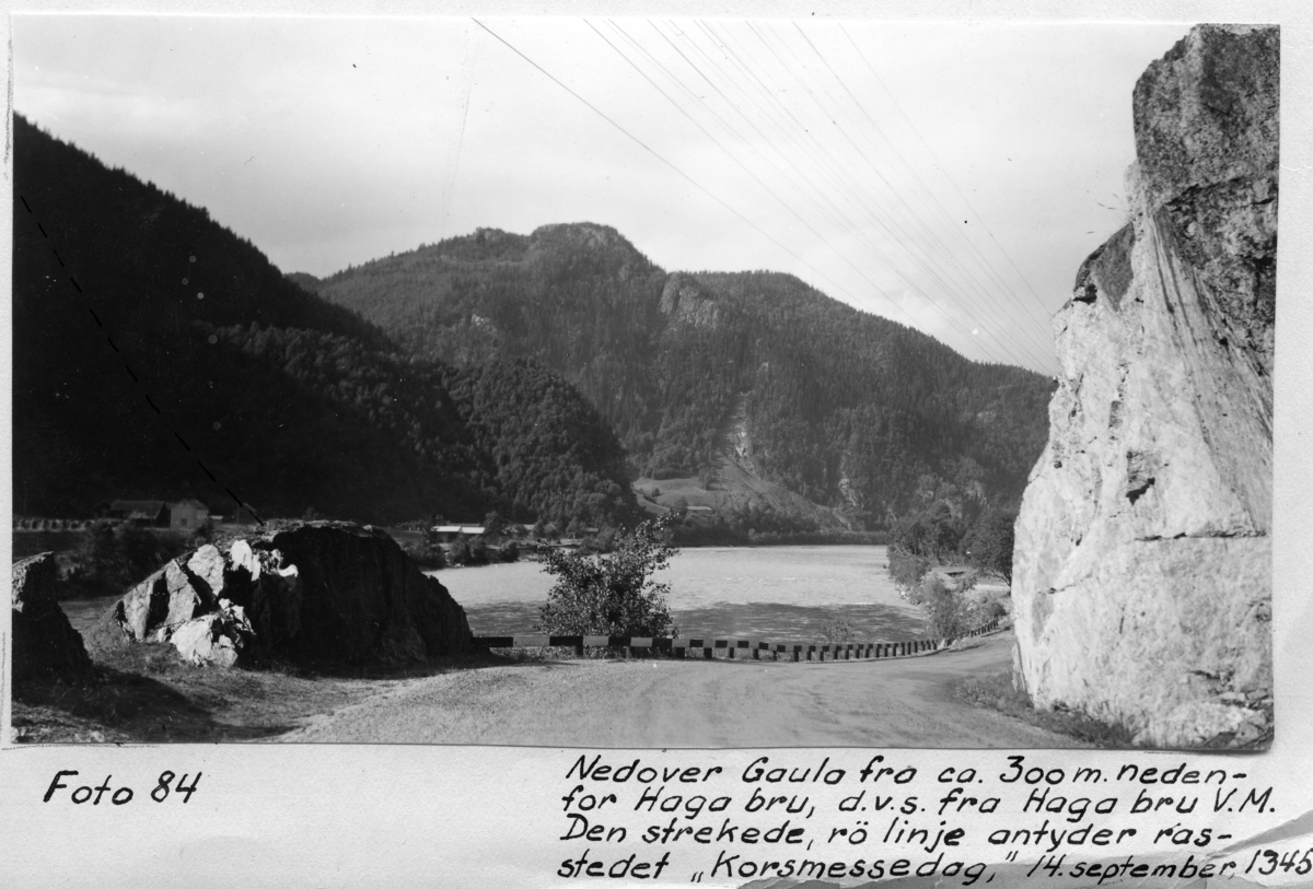 Nedover Gaula fra ca. 300m nedenfor Haga bru. Vei langs elv. Skog og fjell i bakgrunn. Høyspentledninger krysser vei og elv. ..Flom Gaula (24.08.1940)