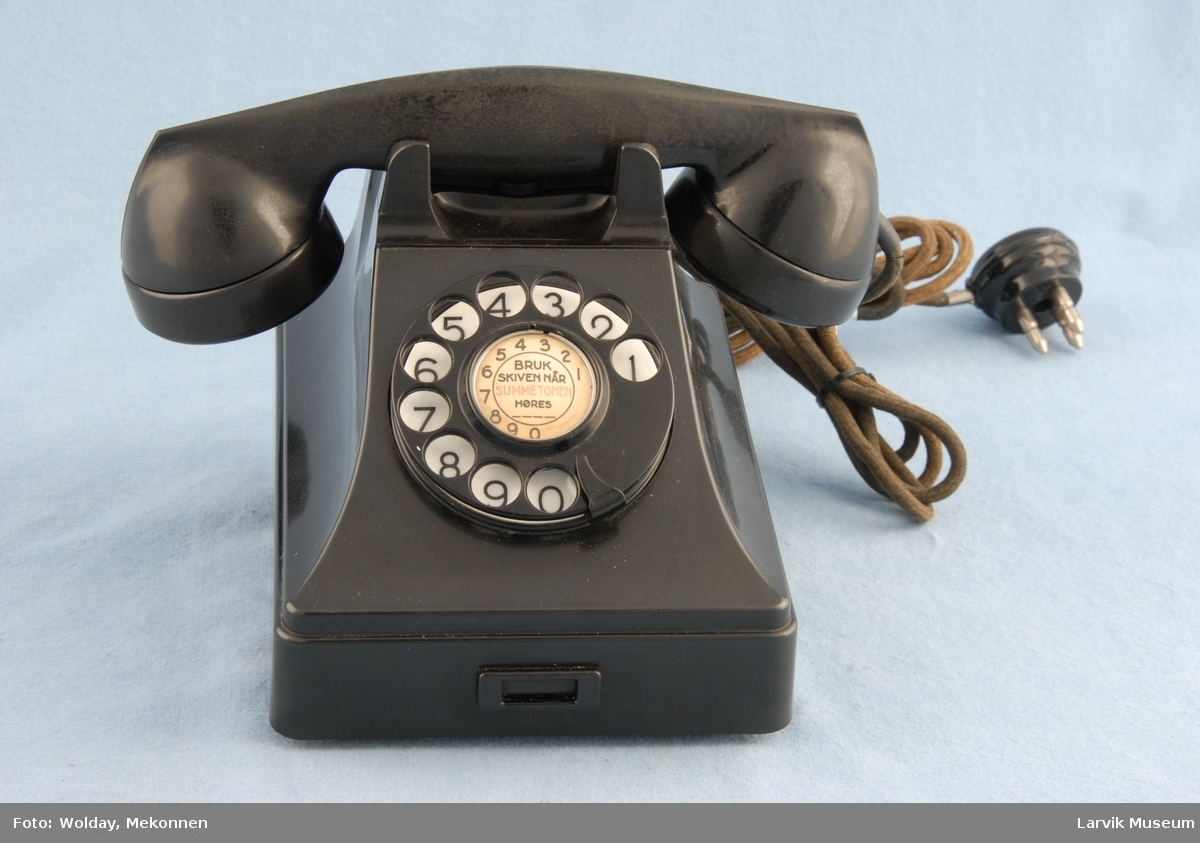 Form: Vanlig telefontype, tallskive i bakelitt
Automat