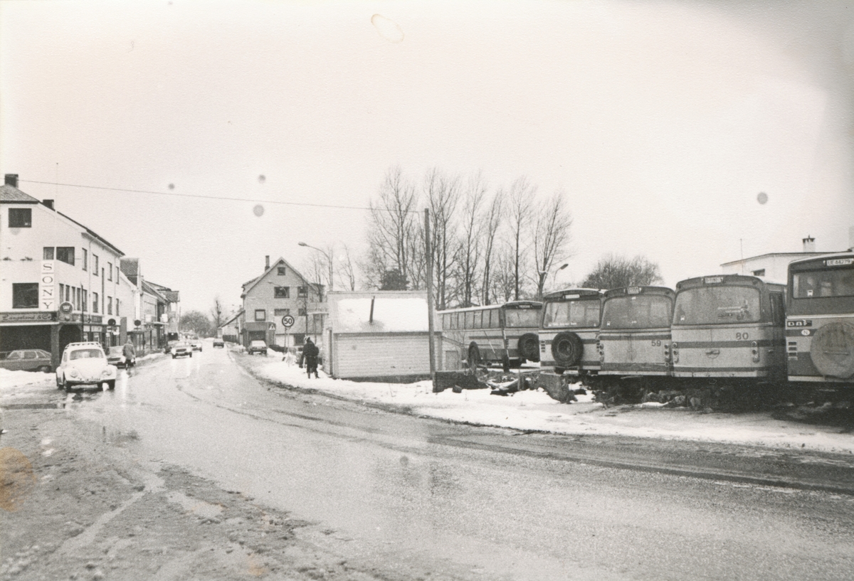 Dokumentasjonsbilder i serie av flytting og transport av Skomakerbuda fra Spjelkavika. Bilda viser hvor den stod før. På siste bildet står den ferdig renovert på Sunnmøre Museum.