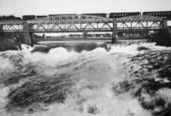 Bru over Sarpsfossen med passerende persontog