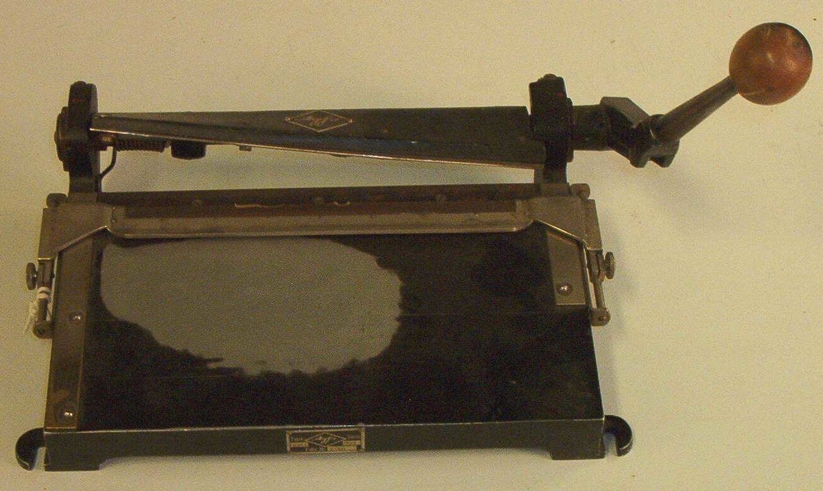Papirkutter - Justismuseet / DigitaltMuseum