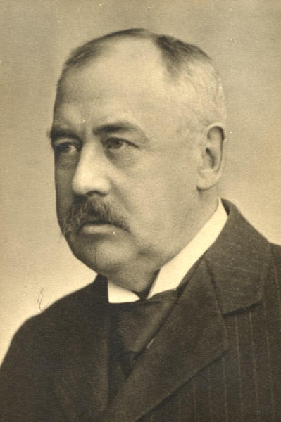 Första lasarettsläkaren på östergatan Carl August Ljunggren, ledamot 1896, 1899-1930, 12040.