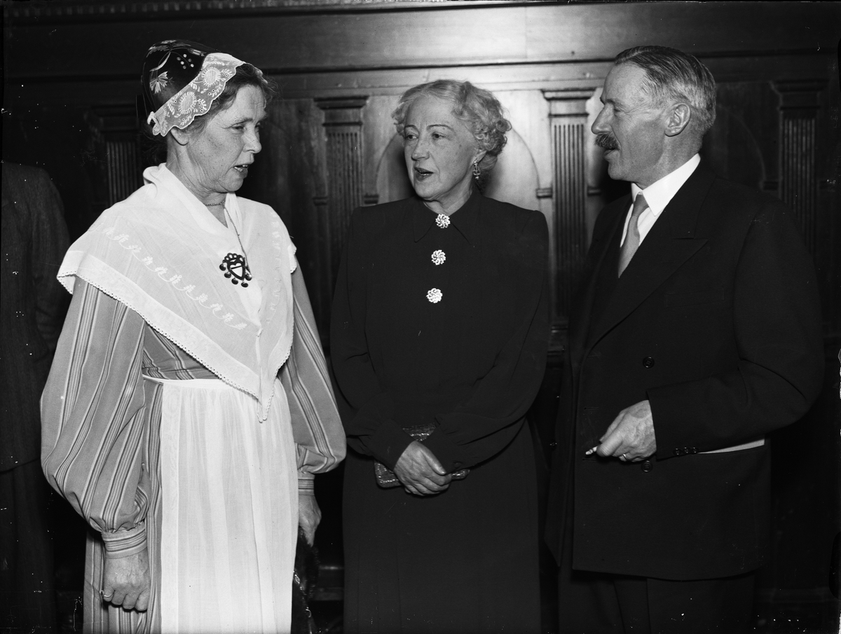 Landshövdingskan Marja Edén, författarinnan Marika Stiernstedt och landshövding Sigfrid Linnér, Disa gille på Norrlands nation, Uppsala 1942