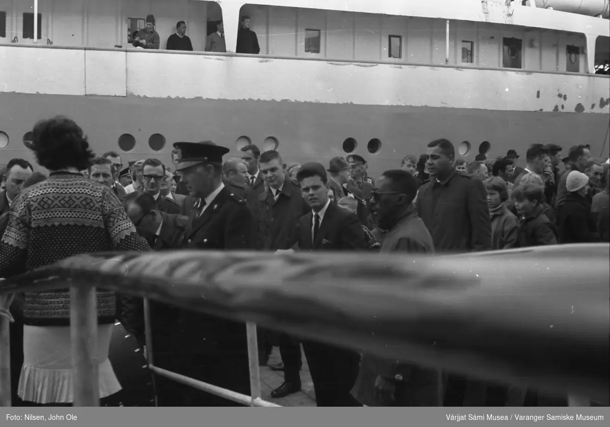 Hurtigruteskipet Ragnvald Jarl ligger i havn i Vadsø. Folkemengde samlet på kaia. 7. juni 1966