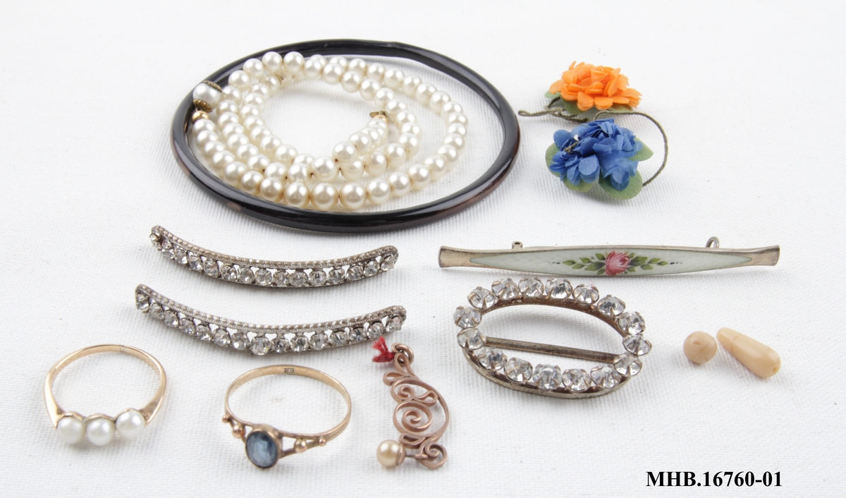 Diverse smykker av ulike materialer.