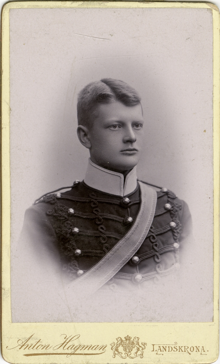 Porträtt av Otto Magnus Francke, officer vid Wendes artilleriregemente A 3.
Se även bild AMA.0007235, AMA.0007335, AMA.0009474 och AMA.0007247.