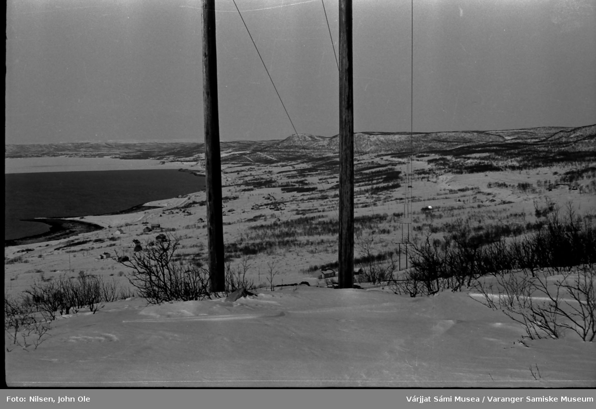 Vinterbilde  tatt fra Abelsborgfjellet med flott utsikt innover Meskfjorden (indre del av Varangerfjorden). Kanten på fjordisen har lagt seg ved Meskelv. 1967