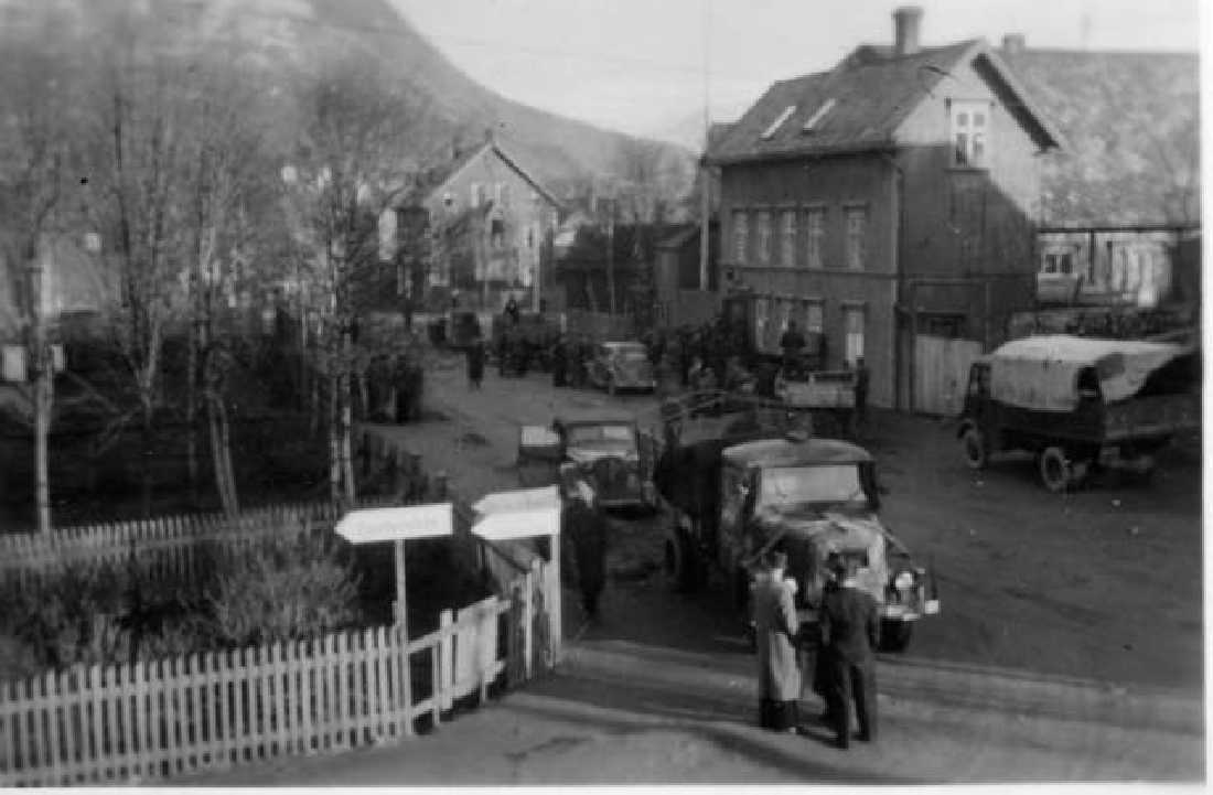 Tyskerne trekker seg ut av byen og tar med seg forråd. Losje Narvik til h. Frigjøring 1945.