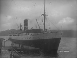 DS "Prins Olav" ved Indre Kvarøy Kai. Bildet er tatt mellom 