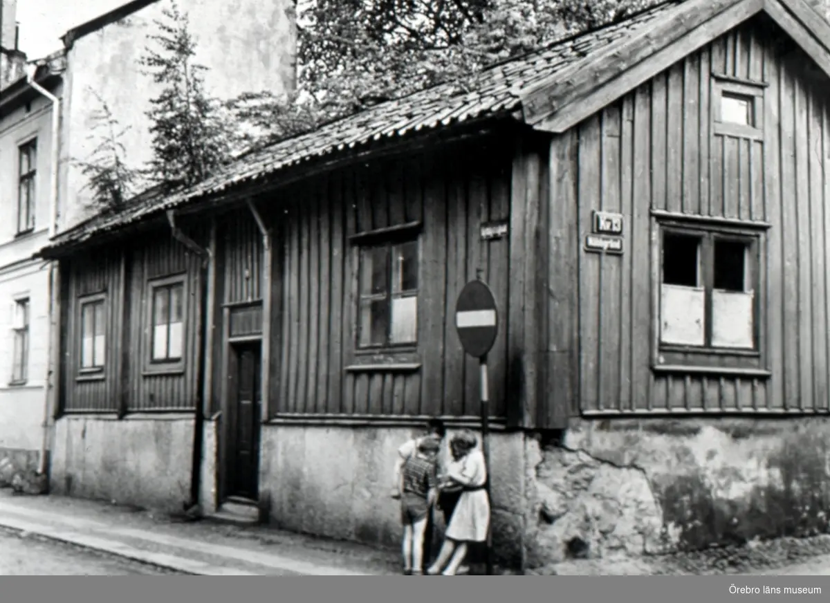 Hörnet Kyrkogårdsgatan 9/Näbbgränd. Nuvarande Hjalmar Bergman-teatern. 
Bilden är tagen på 1950-talet.