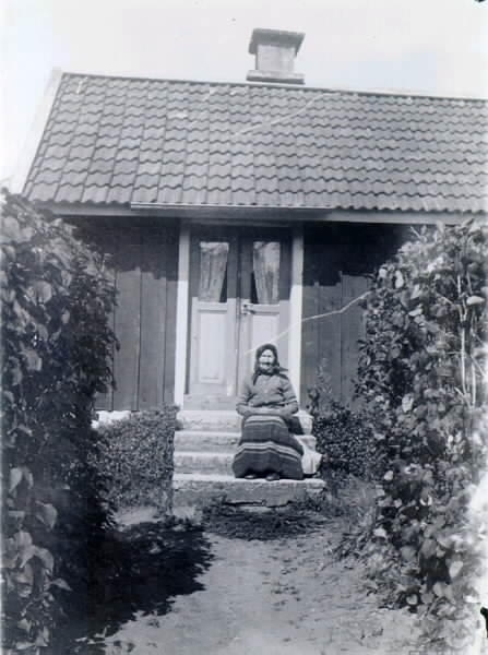 Joha Ahlin (Alinsa). Född 16/2 1830, död vid midsommar 1927. Hade en dotter Thali och en dotterson Karl som blev verkmästare i Göteborg.