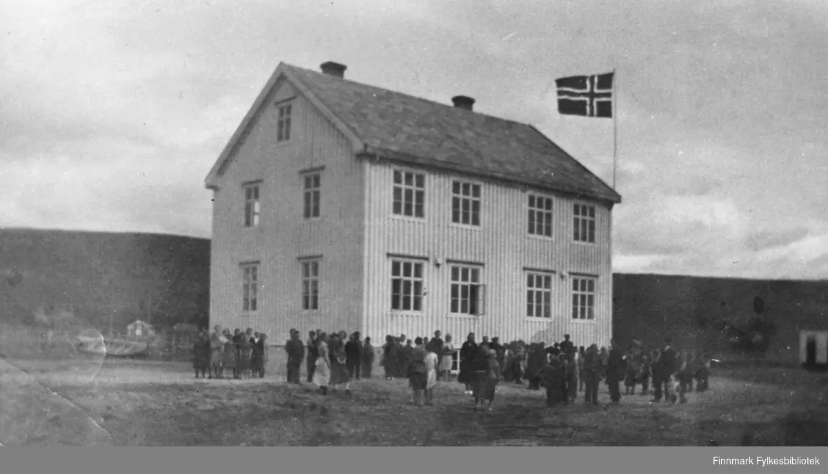 Bildet viser 17. mai samling utenfor skolen i Vestre Jakobselv. Skolen fungerte som skole og internat, både før og etter krigen. 