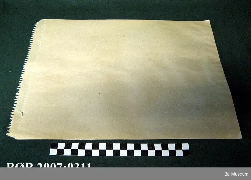 Papirposer i tykt gråpapir
Form: Rektangel