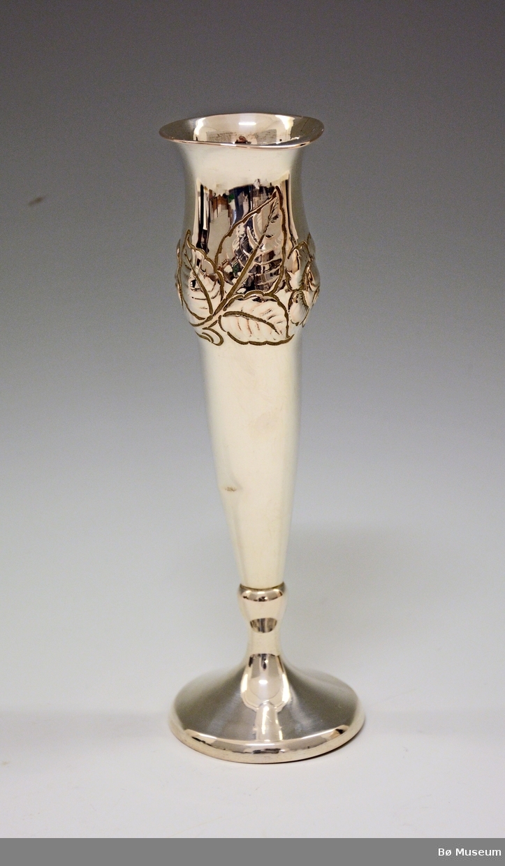 Sølvpokal uten innskrift.
Litt skjev - fått et slag i siden av foten (før innkomst til museet).
Stempel: 830 S (Merke: Magnus Aase, Bergen)