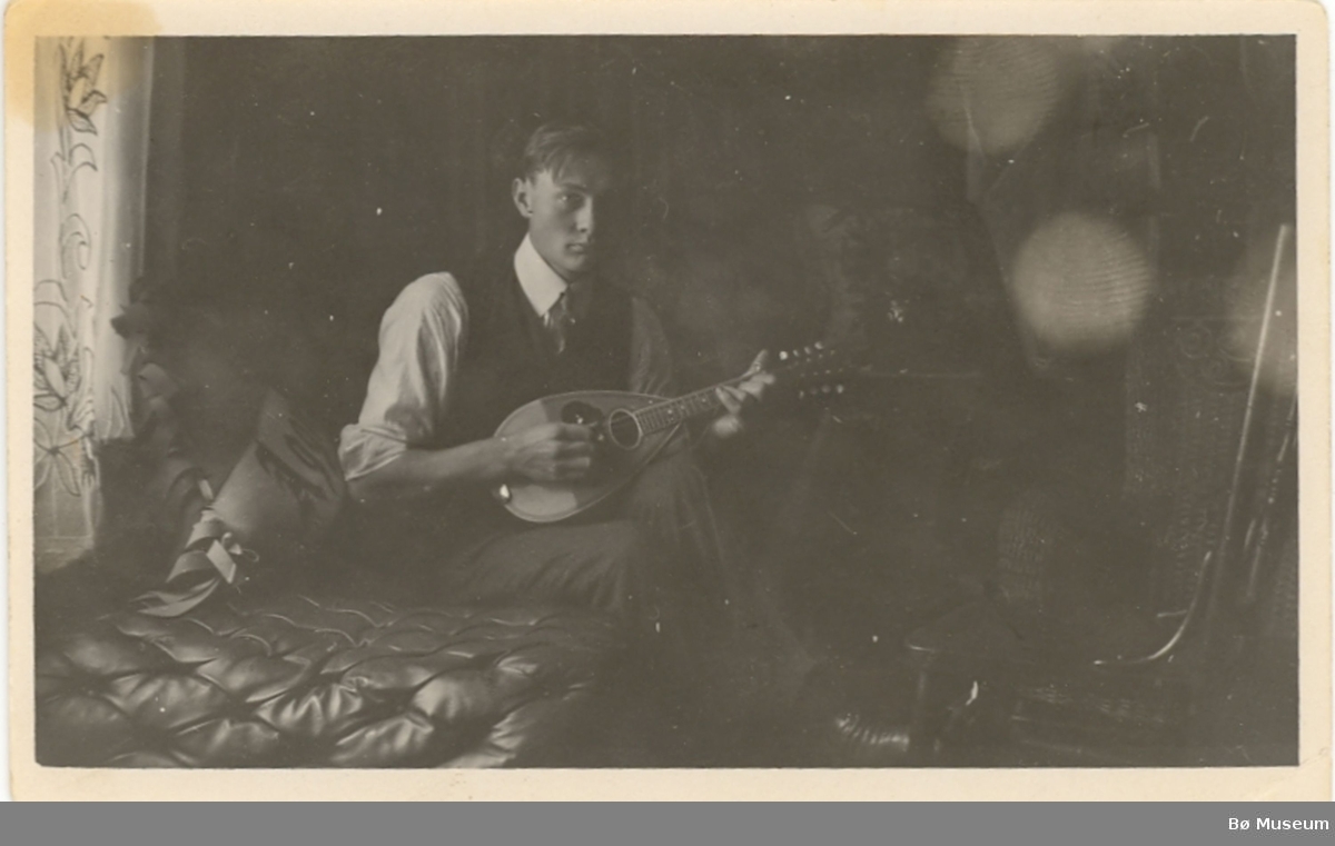 Harvey Rodmyre, spelar mandolin i USA.