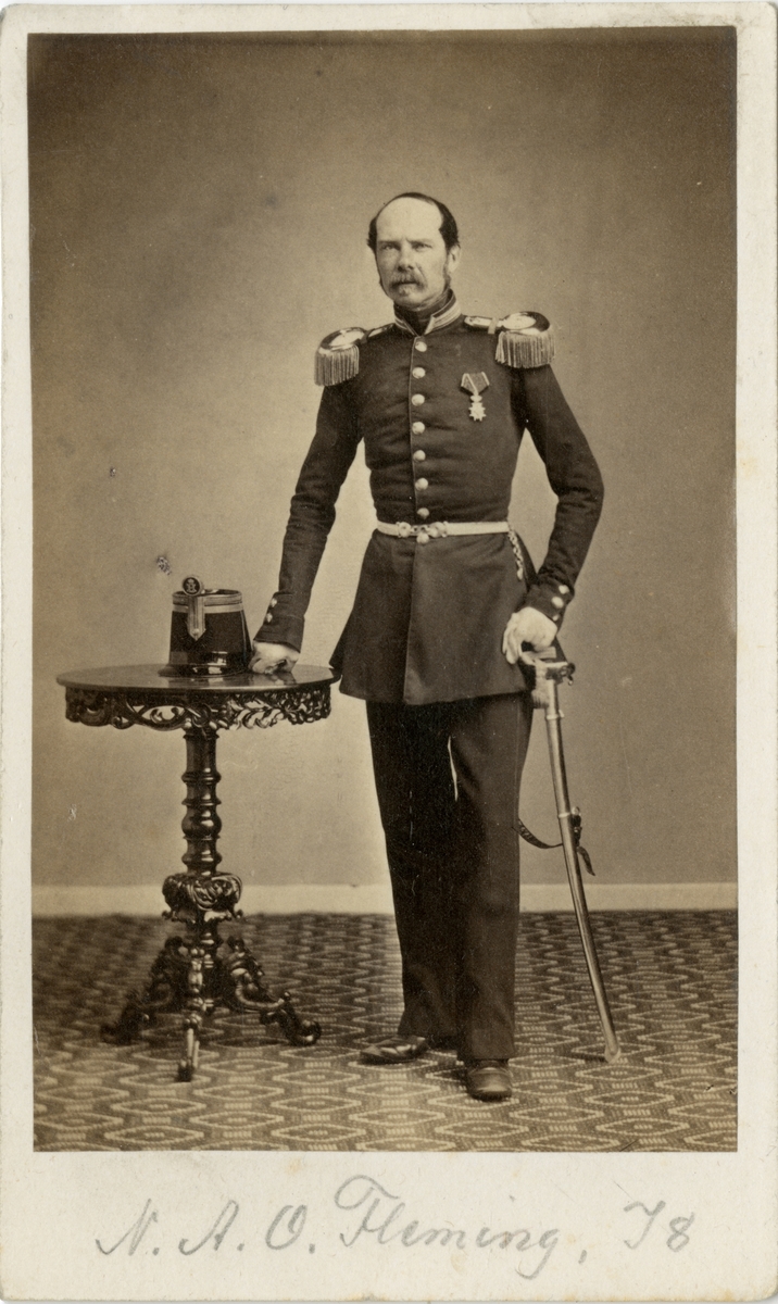 Porträtt av Nils Axel Otto Fleming, kapten vid Upplands regemente I 8.
Se även AMA.0007251.