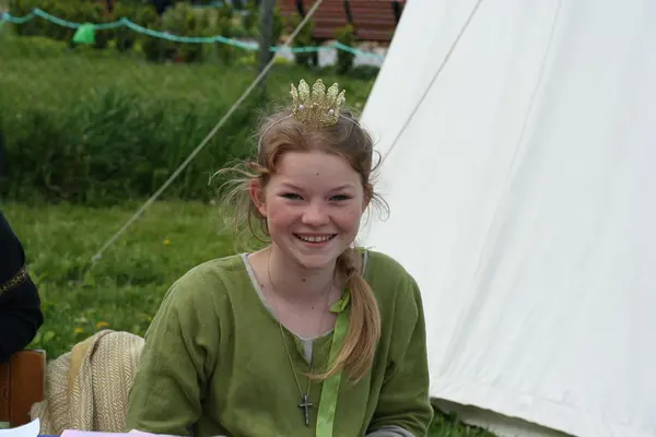 Prinsesse i middelalderkjole med gullkrone