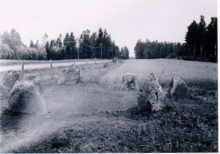 Sandhem, före detta Tuarp. Axel Ståhls sommarbostad vid Tidan, Broholm. Smältgrop för myrmalm. Foto fr. nordväst. Västra sidan främst med sönderbränd sidosten. Mynningen synlig till vänster om denna och därutanför liggande stenar. Uppskjutande hällen till höger.