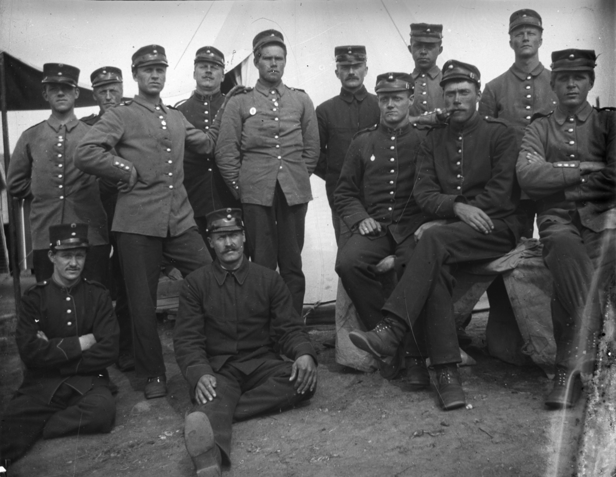 Fotosamling etter Hans Tveito. "Gruppebilde av menn i militæret"