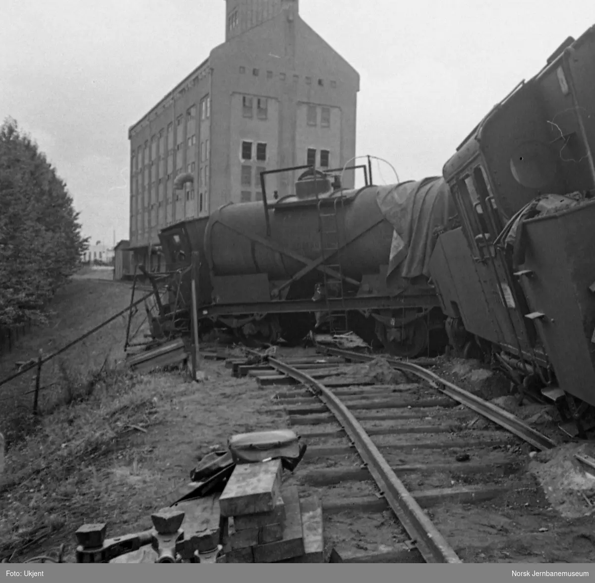 Avsporet kipptog med damplokomotiv type 32b/c ved Sinsen kornmagasin på godssporet Alnabru-Grefsen