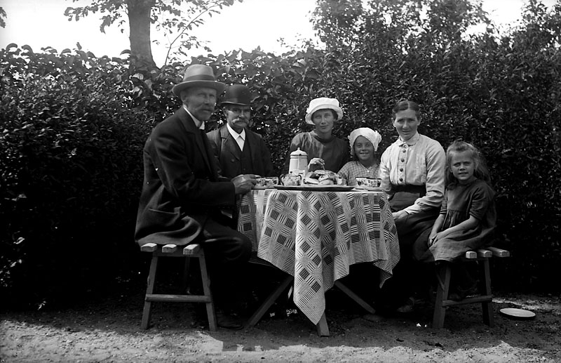 Kaffe i trädgården fru Johnsson & Britta Johnsson + 2 män en kvinna & ett barn, Johnssons privata bilder.