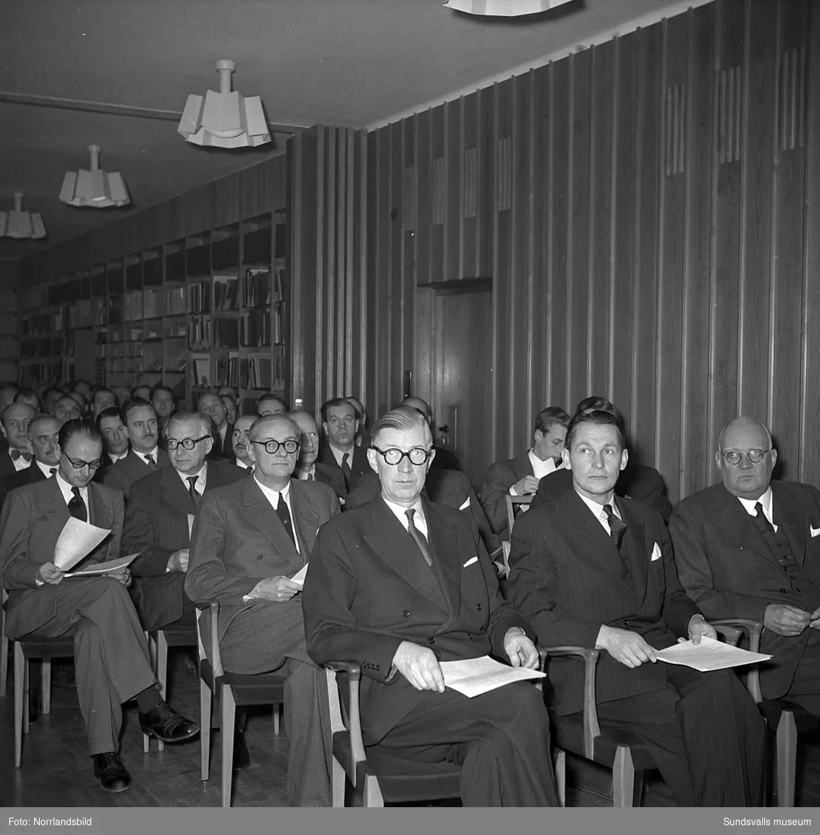 Stort SCA-möte med en lång rad allvarliga herrar, bland andra tidigare styrelseordförande Gustaf Göransson och dåvarande Axel Enström.