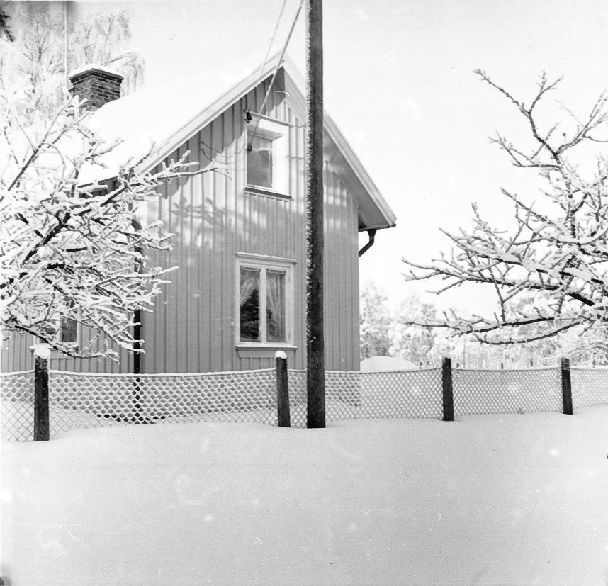 Kättilstorp 8 Januari 1968 före VA-arbeten. Johnssons staket mot Salins.