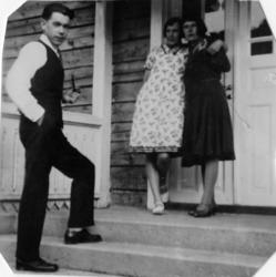 Fotosamling etter Hans Tveito. "To kvinner og en ung mann på