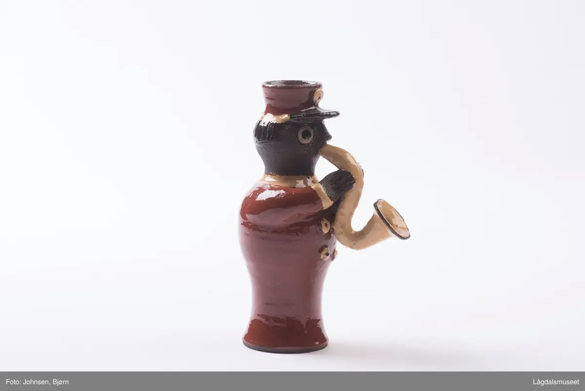 Dekoren på lysestaken utgjør uniformen til musikanten. Utforelsen er en musikant som spiller saksofon.