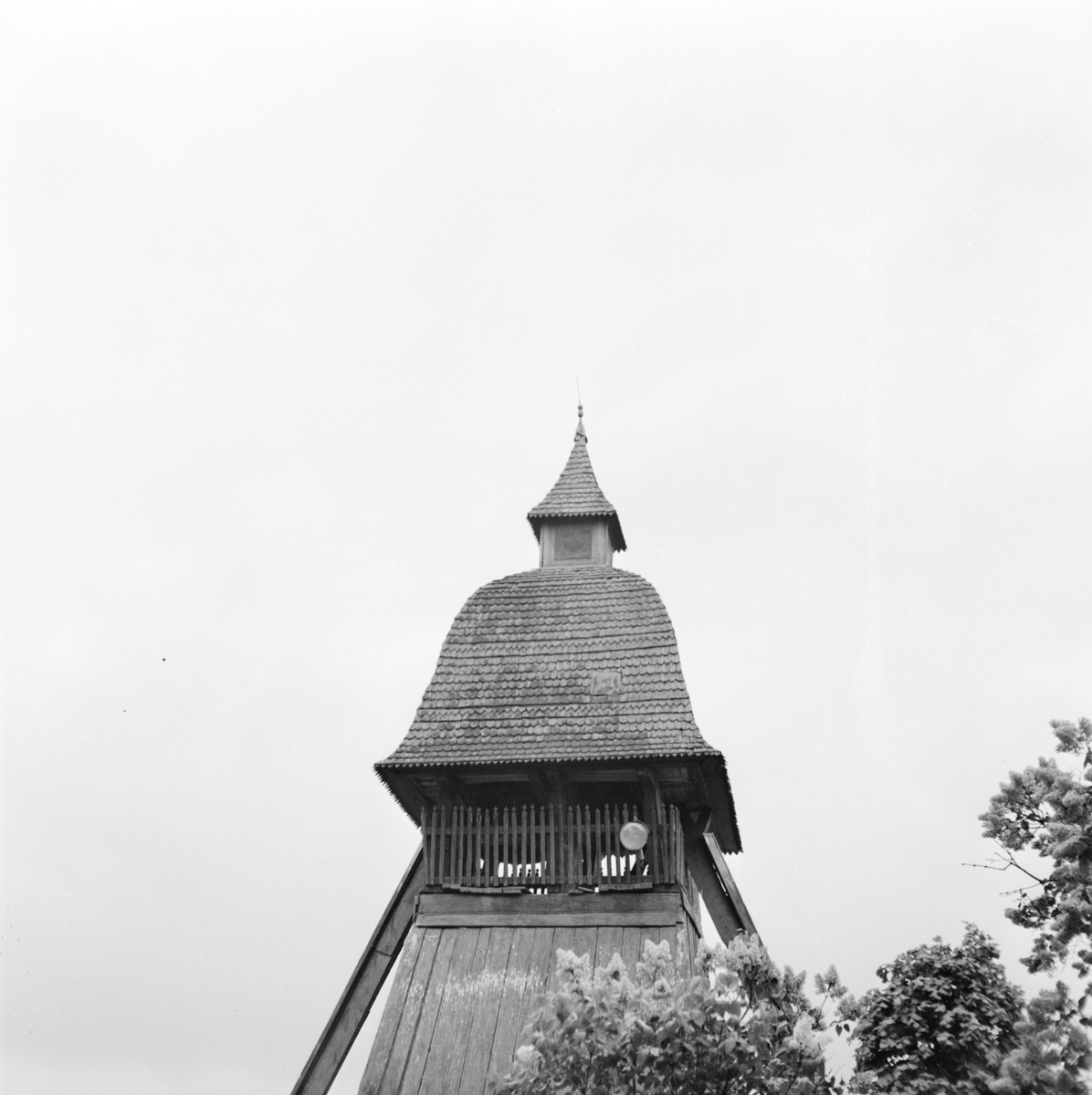Toppen av klockstapeln vid Sparrsätra kyrka, Uppland 1968