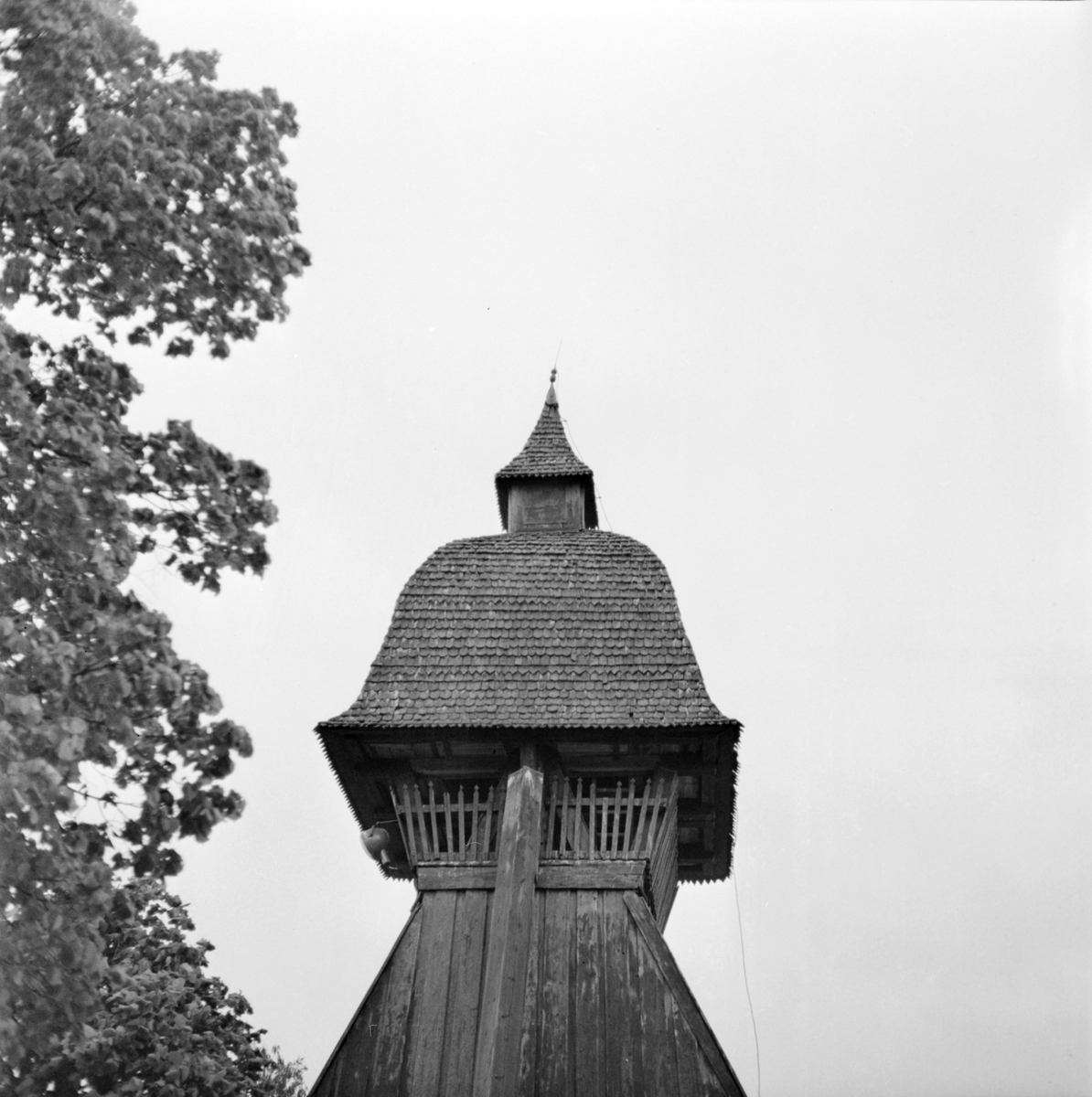 Toppen av klockstapeln vid Sparrsätra kyrka, Uppland 1968