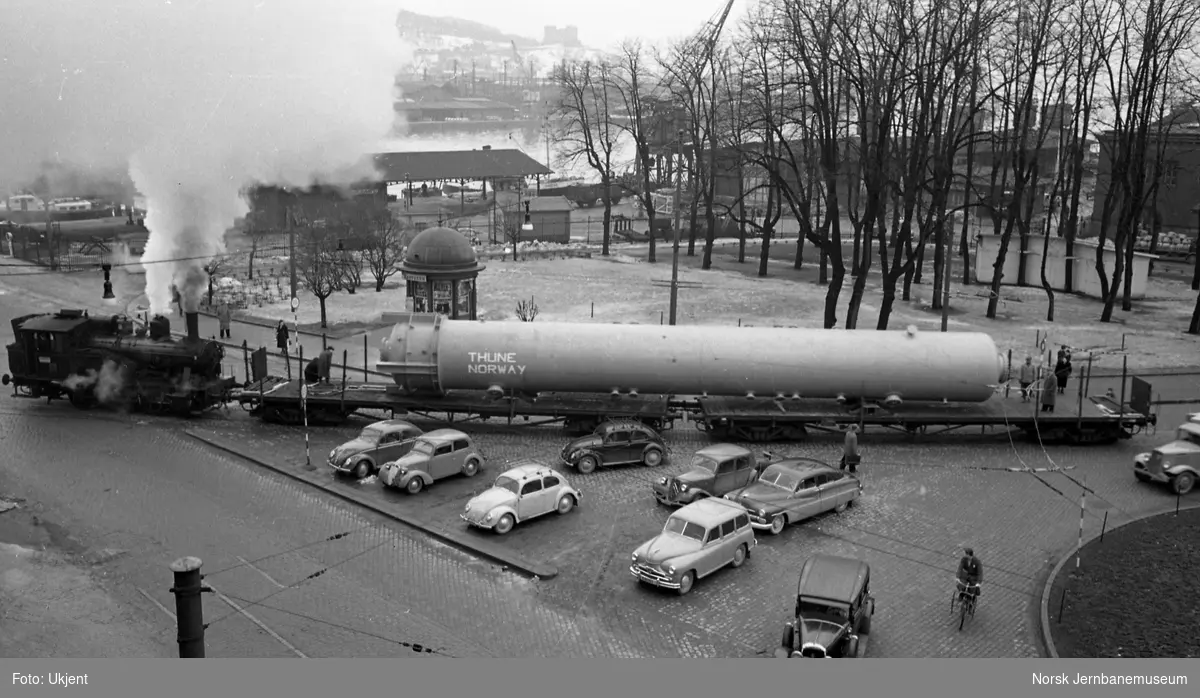 Spesialtransport fra Thune med last opplastet på to boggivogner, trukket av damplokomotiv type 23 over Havnebanen