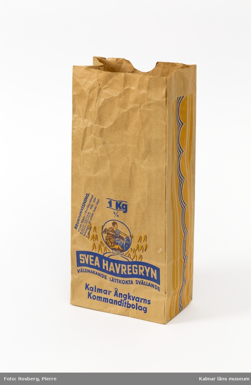 KLM 34592. Påse. Av papper. Emballage för havregryn. Brun papperspåse med tryckt text: 1 kg b/n SVEA HAVREGRYN VÄLSMAKANDE LÄTTKOKTA SVÄLLANDE, Kalmar Ångkvarns Kommanditbolag.