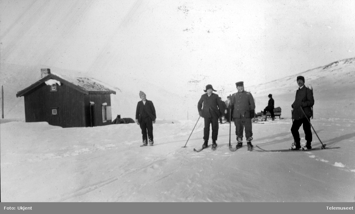 Telegrafdirektør Heftyes reise i Nord- Norge 1911. Med ski på Midtistua 7.mars.