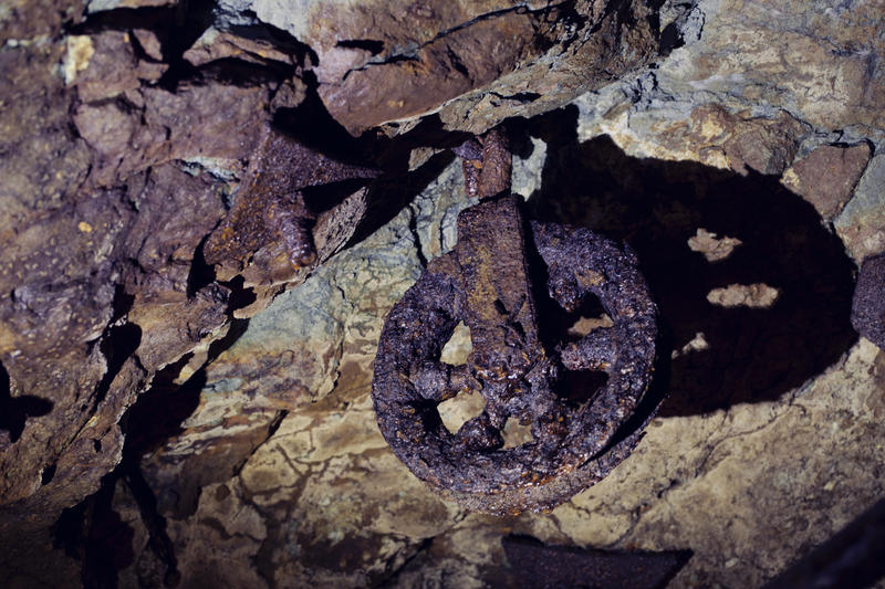 Verktøy og gjenstander av jern blir fort angrepet av rust i Gammelgruva. Her er ei talje som er igjen etter drifta. (Foto/Photo)